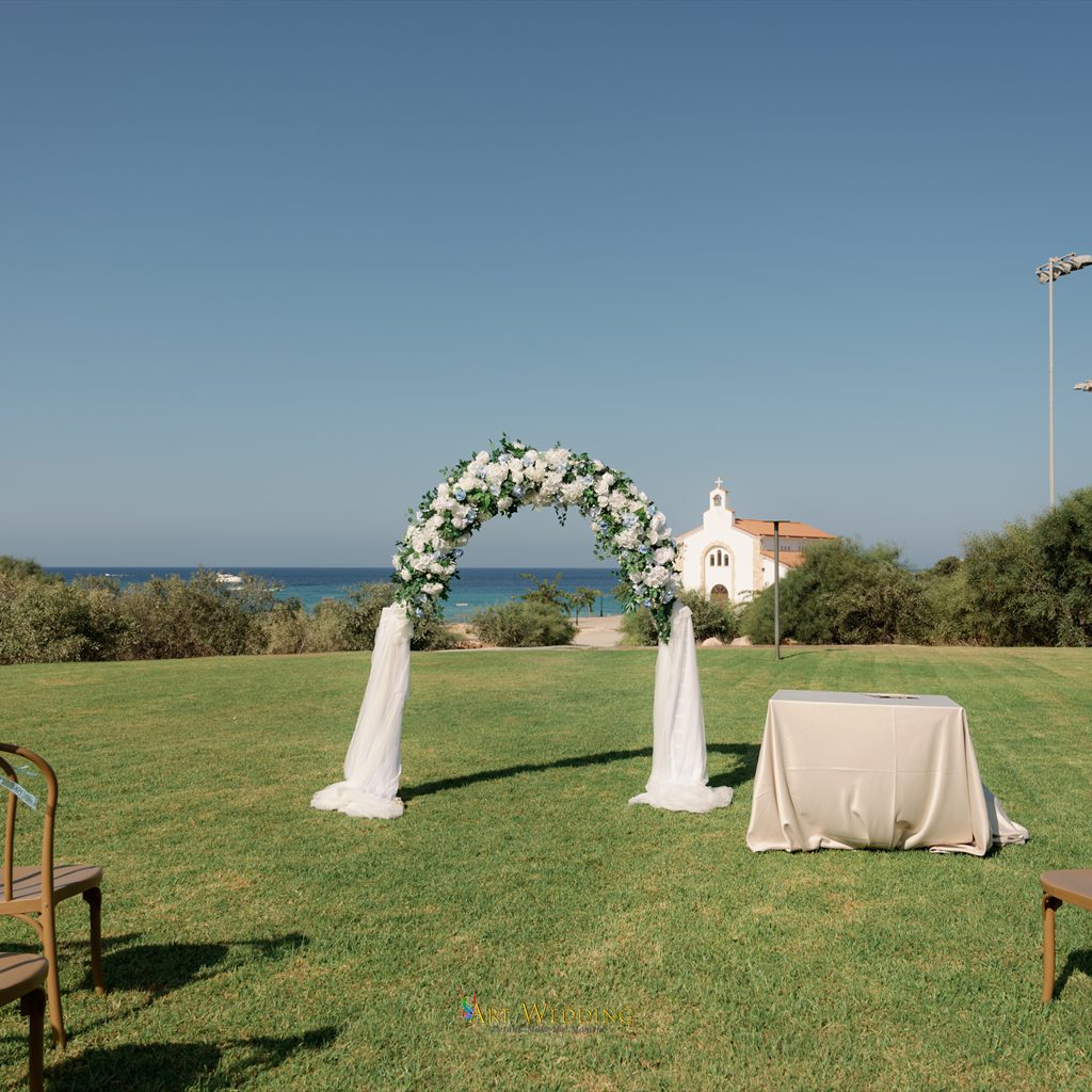קשת חתונה ושולחן חתימה על המדשאה מול הים — Cavo Zoe