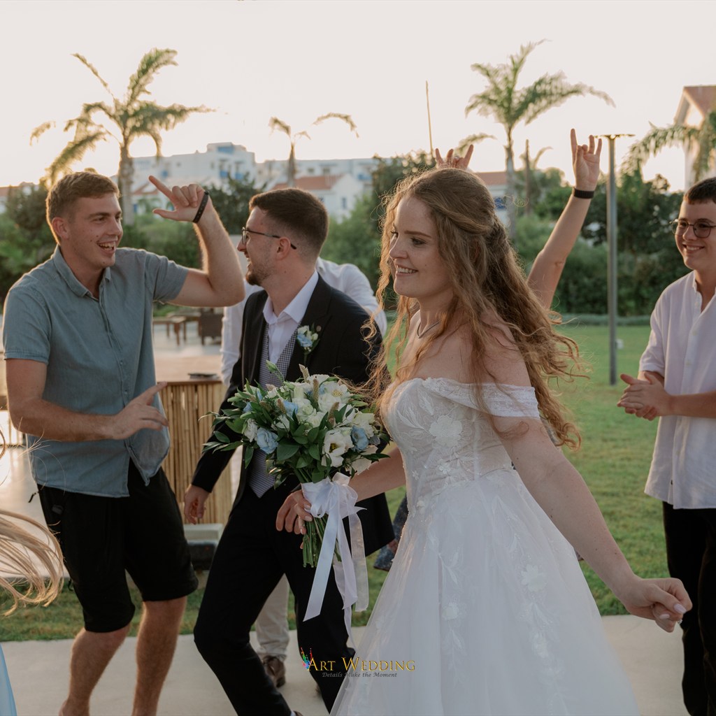 חגיגה עם חברים בשקיעה — Cavo Zoe