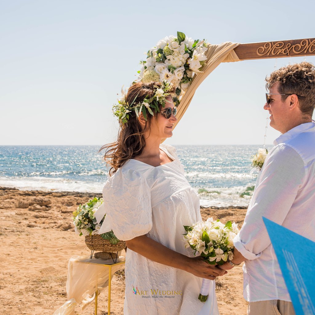 כלה עם כתר פרחים במהלך הטקס