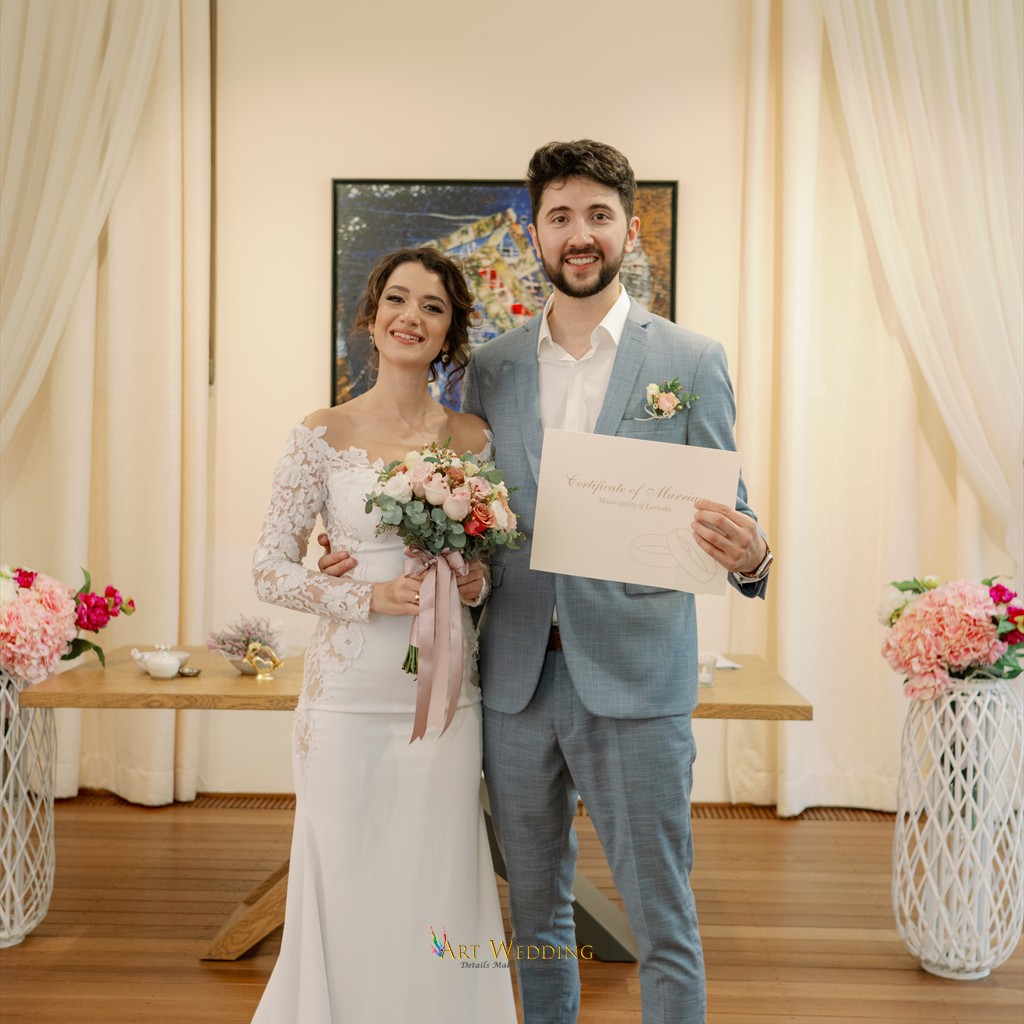 בני זוג עם תעודת הנישואין בעיריית לרנקה