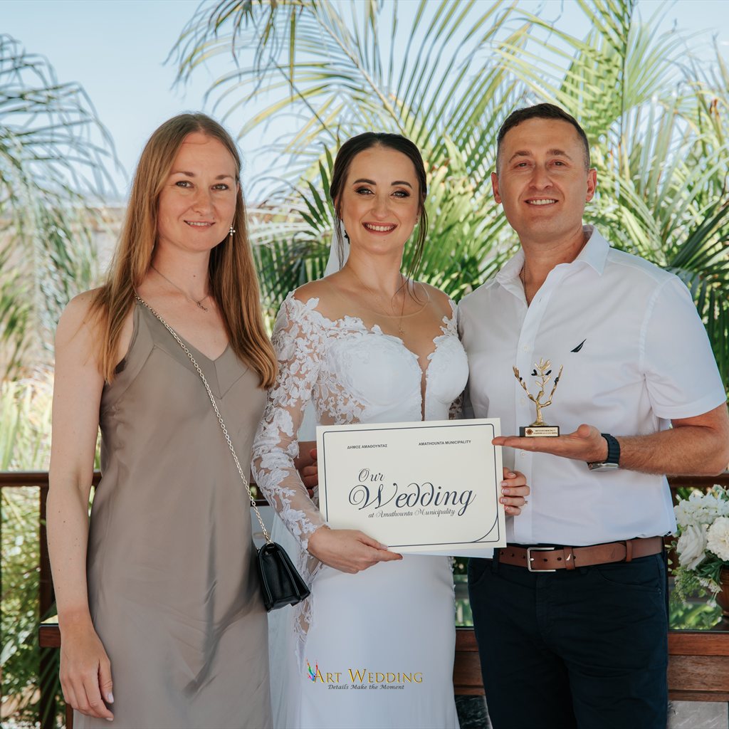 בני הזוג עם תיקיית מזכרת לאחר הטקס — לימסול, קפריסין
