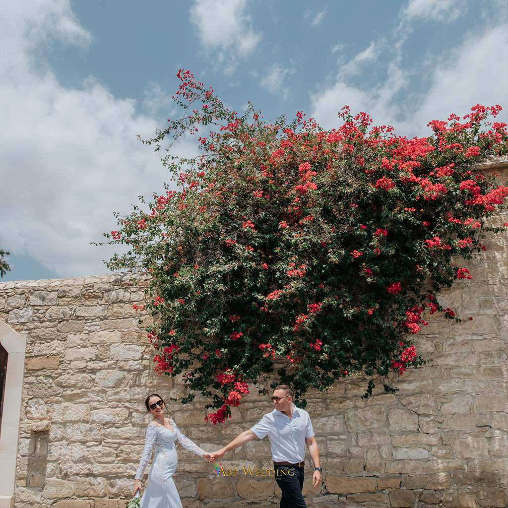 בני הזוג ליד קיר עם בוגנוויליה פורחת — לימסול, קפריסין