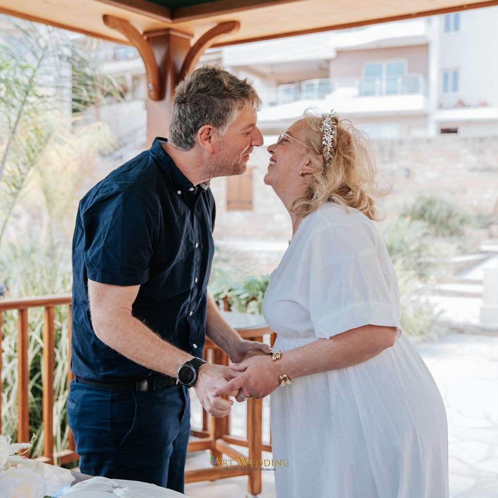 נשיקה של הזוג הטרי — לימסול, קפריסין
