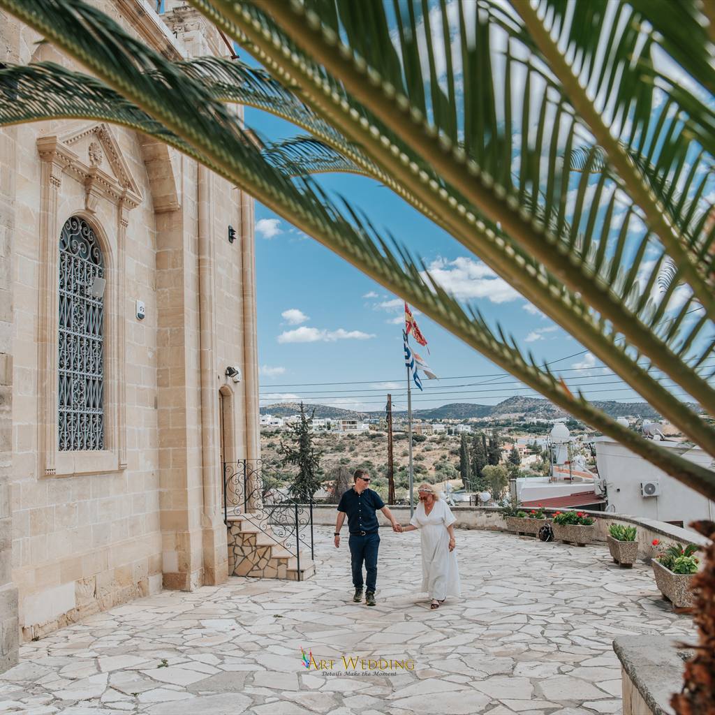 טיול חתונה ליד הכנסייה — לימסול, קפריסין