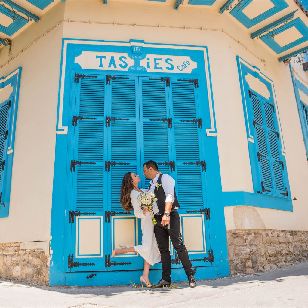 Newlyweds beside the turquoise facade of Tasties cafe — Lefkara, Cyprus
