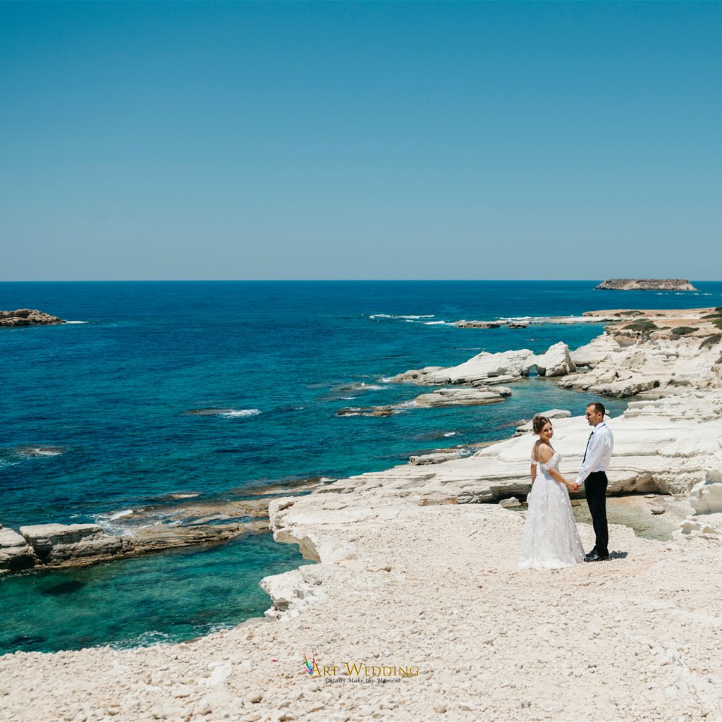 Coastal panorama with newlyweds on the white cliffs
