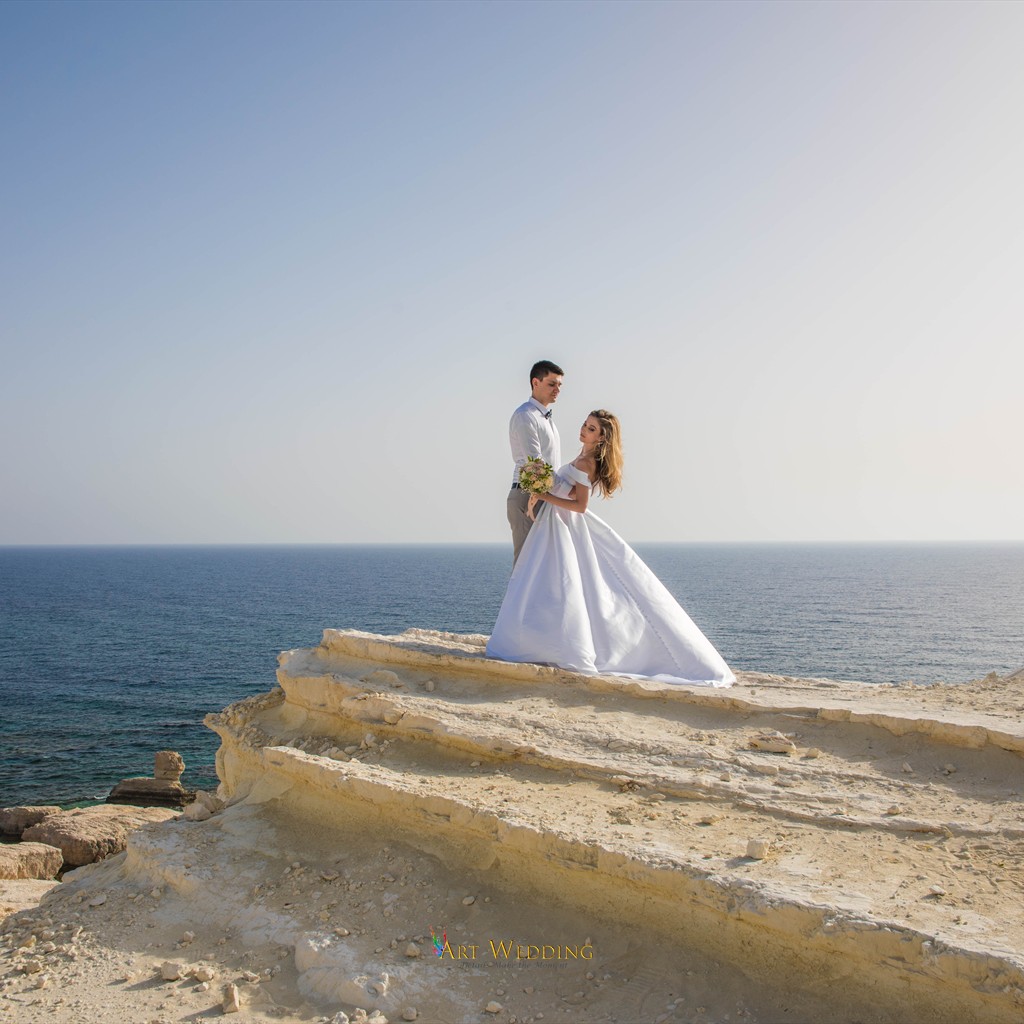 Coastal panorama with newlyweds on the white cliffs