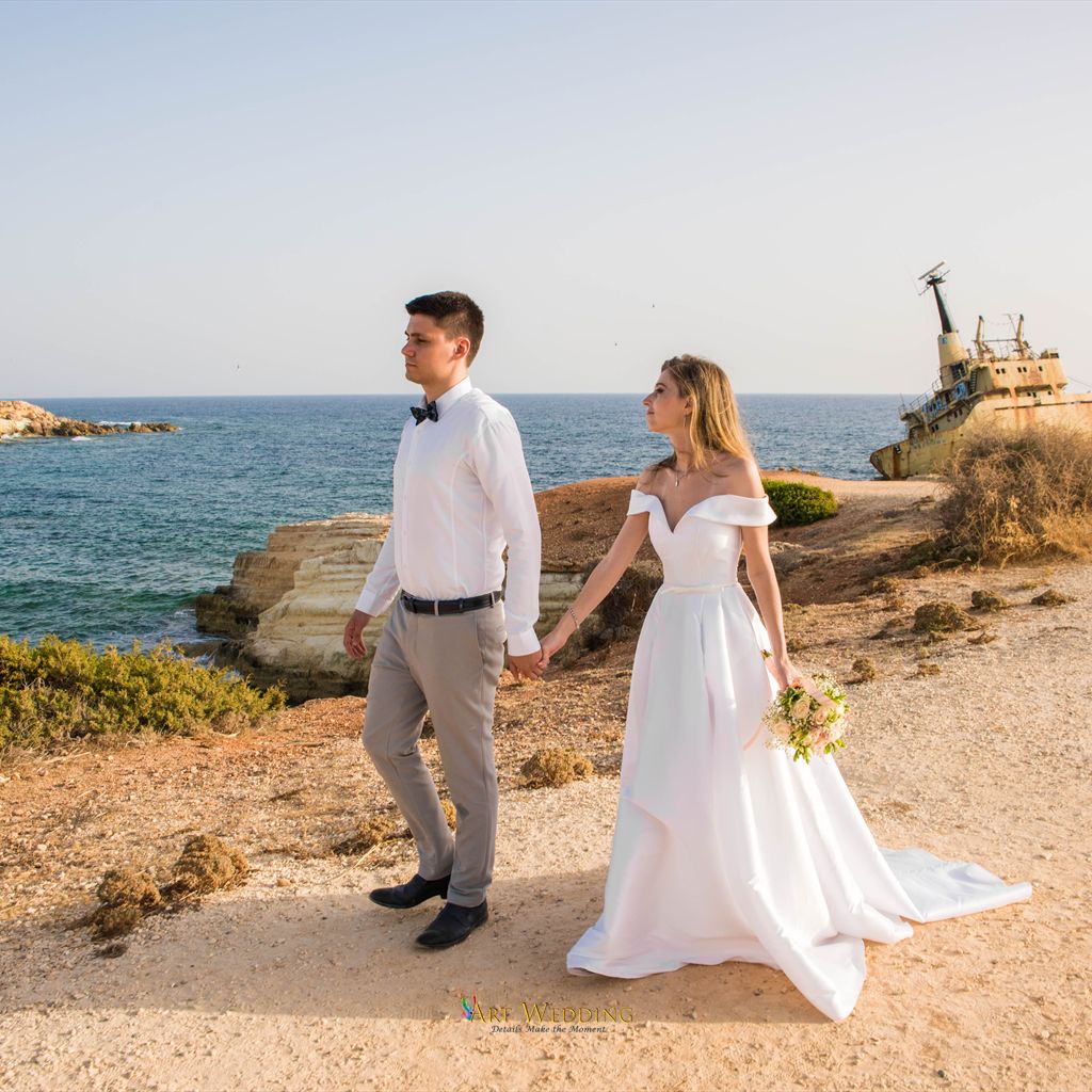 Newlyweds walk along the coast at the Red Cliffs